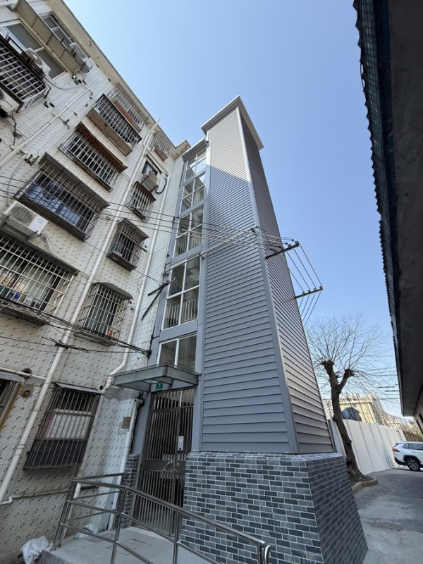 股票配资最新报价 上海一小区加装电梯遭拖延，居民垫资苦等两年仍未完工，只能“望梯兴叹”